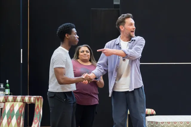 Freddie MacBruce (Allen), Rina Fatania (Indira) et Tom Mison (Stefan) en répétition pour Le Misanthrope au Théâtre National. Photographe Marc Brenner 05208 Freddie MacBruce (Allen), Rina Fatania (Indira) et Tom Mison (Stefan) en répétition pour Le Misanthrope au Théâtre National. Photographe Marc Brenner 05208