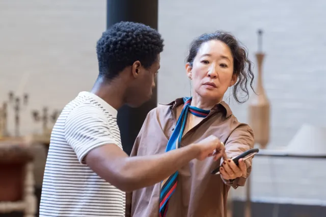 Freddie MacBruce (Allen) et Sandra Oh (Alice) en répétition pour Le Misanthrope au Théâtre National. Photographe Marc Brenner01207 Freddie MacBruce (Allen) et Sandra Oh (Alice) en répétition pour Le Misanthrope au Théâtre National. Photographe Marc Brenner01207