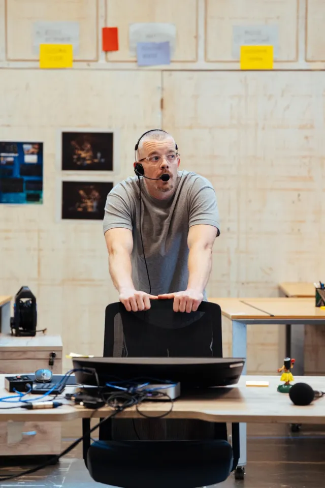 Russell Tovey en répétition pour THE GUILTY Donmar Warehouse photo par Helen Murray(1)