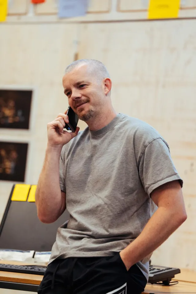 Russell Tovey en répétition pour THE GUILTY Donmar Warehouse photo par Helen Murray
