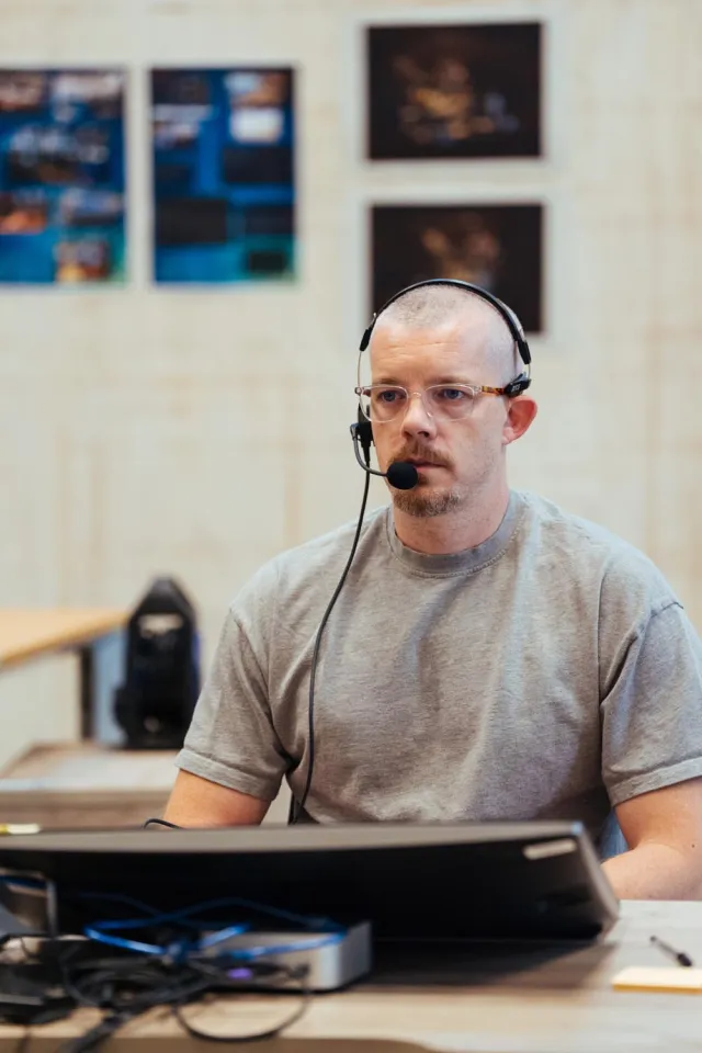 Russell Tovey en répétitions pour THE GUILTY Donmar Warehouse photo par Helen Murray(2)