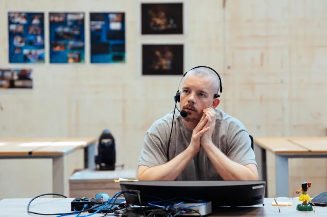 Russell Tovey en répétition pour THE GUILTY Donmar Warehouse photo par Helen Murray(3)