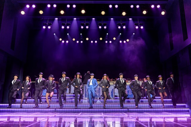 Sinatra la comédie musicale. Avec Joel Harper Jackson et une compagnie d'ensemble. Photographie de Birgit et Ralf Brinkhoff.