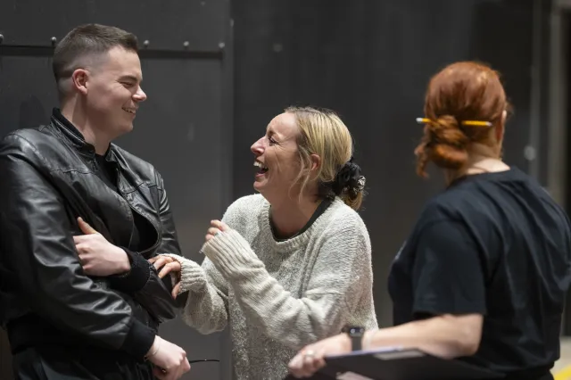 LR Kieran Andrew (Spud), Rebecca McKinnis (Cathy Renton). (Crédit Hugo Glendinning) LR Kieran Andrew (Spud), Rebecca McKinnis (Cathy Renton). (Crédit Hugo Glendinning)