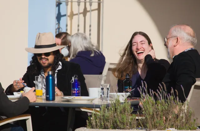 WoS George Couple sur la terrasse en riant jpg WoS George Couple sur la terrasse en riant jpg