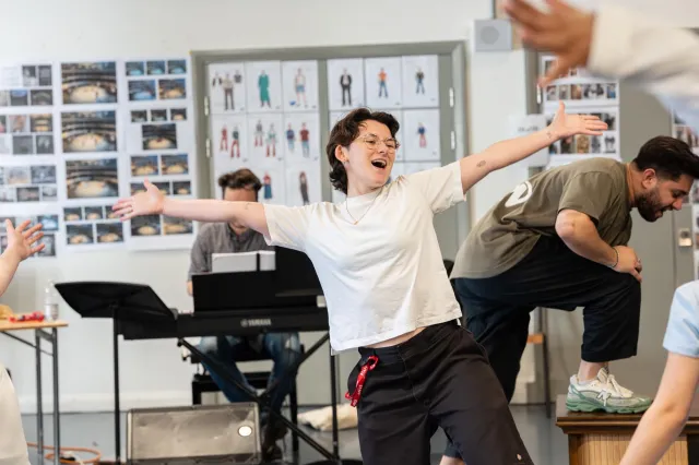 Alice Audrey O Hanlon (Medium Alison) en répétitions pour Fun Home au Royal Exchange Theatre crédit Johan Persson Alice Audrey O Hanlon (Medium Alison) en répétitions pour Fun Home au Royal Exchange Theatre crédit Johan Persson