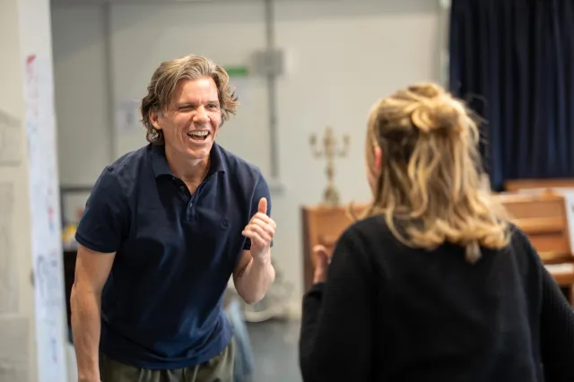 Nigel Harman (Bruce Bechdel) en répétitions pour Fun Home au Royal Exchange Theatre crédit Johan Persson (1) Nigel Harman (Bruce Bechdel) en répétitions pour Fun Home au Royal Exchange Theatre crédit Johan Persson (1)