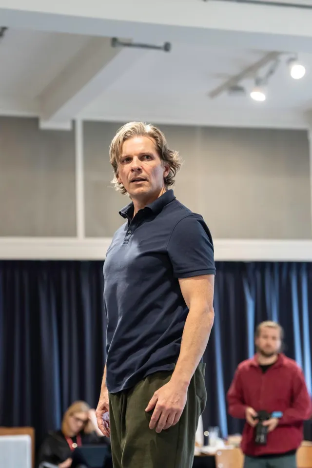 Nigel Harman (Bruce Bechdel) en répétitions pour Fun Home au Royal Exchange Theatre crédit Johan Persson Nigel Harman (Bruce Bechdel) en répétitions pour Fun Home au Royal Exchange Theatre crédit Johan Persson