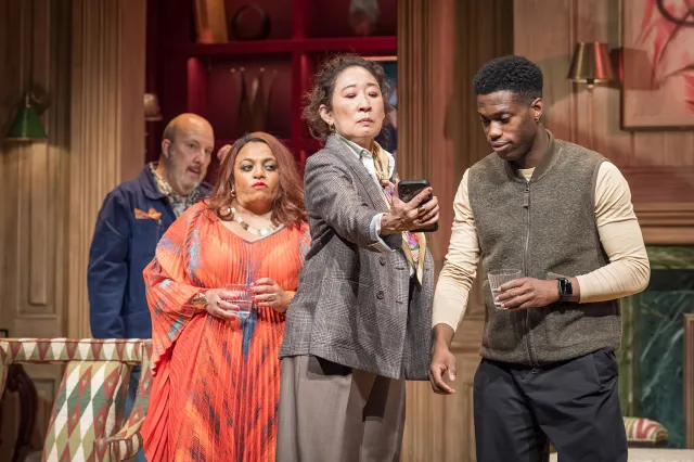 Paul Chahidi, Rina Fatania, Sandra Oh et Freddie MacBruce dans Le Misanthrope