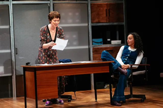 Phoebe Ladenburg et Adelle Léonce dans Sting