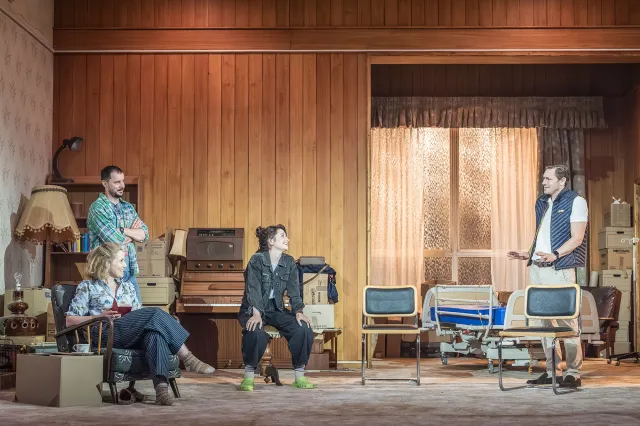 Sally Phillips, Sam Swainsbury, Charly Clive et JJ Feild dans Relics