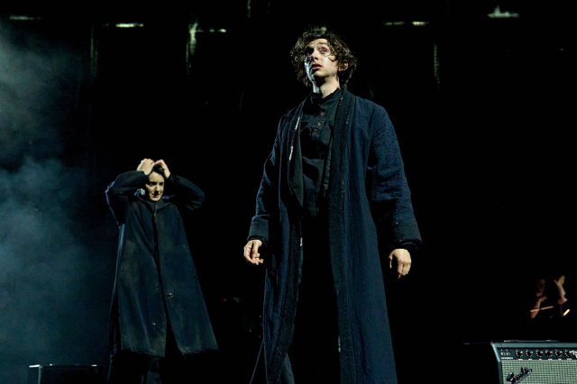 Alby Baldwin (Horatio) and Samuel Blenkin (Hamlet) in Hamlet Hail to the Thief (2025 production). Photo by Manuel Harlan