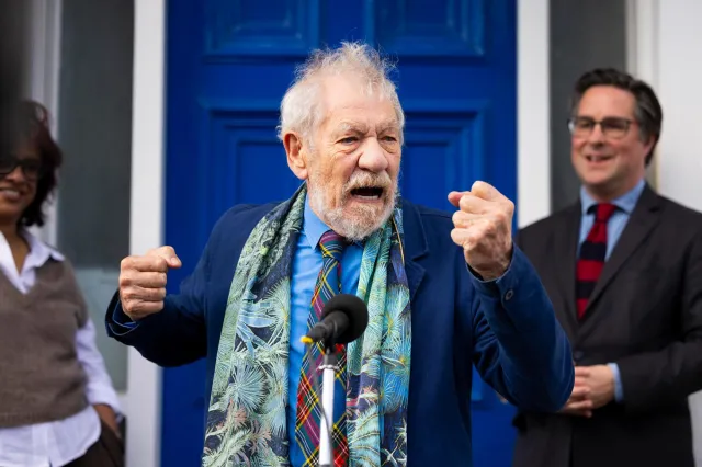 Ian McKellen dévoile la plaque bleue de Laurence Olivier dans la maison d'enfance