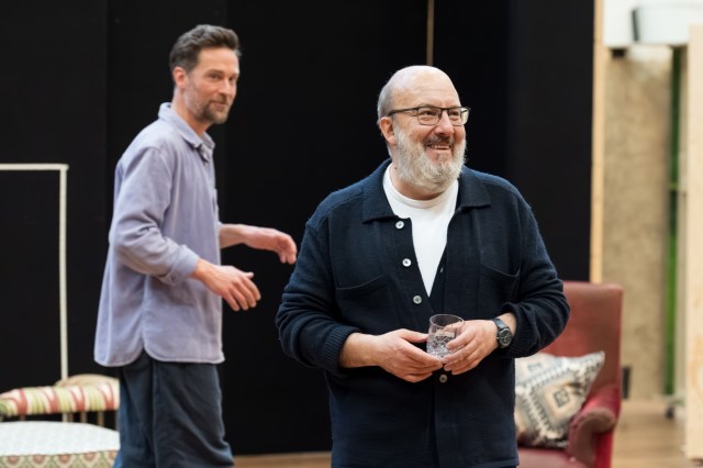Tom Mison (Stefan) et Paul Chahidi (John) en répétition du Misanthrope au Théâtre National. Photographe Marc Brenner 00867 Tom Mison (Stefan) et Paul Chahidi (John) en répétition du Misanthrope au Théâtre National. Photographe Marc Brenner 00867