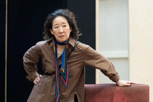 Sandra Oh (Alice) en répétition pour Le Misanthrope au Théâtre National. Photographe Marc Brenner 00859 Sandra Oh (Alice) en répétition pour Le Misanthrope au Théâtre National. Photographe Marc Brenner 00859