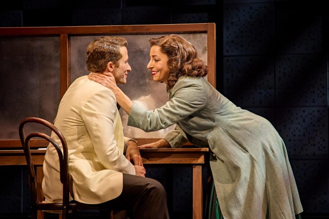 Sinatra la comédie musicale. Avec Joel Harper Jackson et Phoebe Panaretos. Photographie de Birgit et Ralf Brinkhoff.