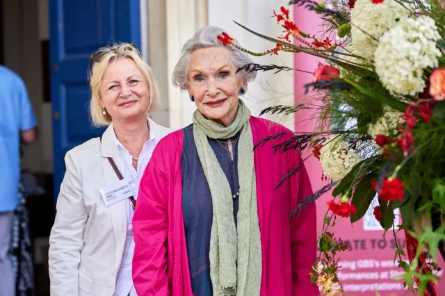 Maureen Clarke Darby, présidente de la Shaw Society, et Siân Phillips Maureen Clarke Darby, présidente de la Shaw Society, et Siân Phillips