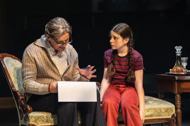 (De gauche à droite) Nigel Harman (Bruce Bechdel) et Harriet O'Shea (Small Alison) dans Fun Home au Royal Exchange Theatre c. Johan Persson