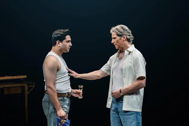 (De gauche à droite) Lucca Chadwick Patel (Roy Bobby Mark Pete) et Nigel Harman (Bruce Bechdel) dans Fun Home au Royal Exchange Theatre c. Johan Persson