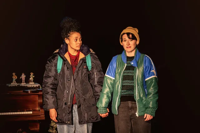 (De gauche à droite) Natasha Cottill (Joan The Susan Deys) et Medium Alison The Susan Deys) dans Fun Home au Royal Exchange Theatre c. Johan Persson