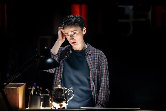 Jodie McNee (Alison Bechdel) dans Fun Home au Royal Exchange Theatre v. Johan Persson