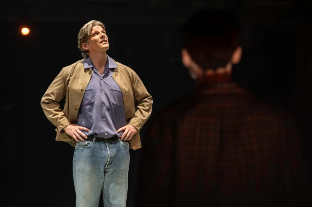 Nigel Harman (Bruce Bechdel) dans Fun Home au Royal Exchange Theatre v. Johan Persson