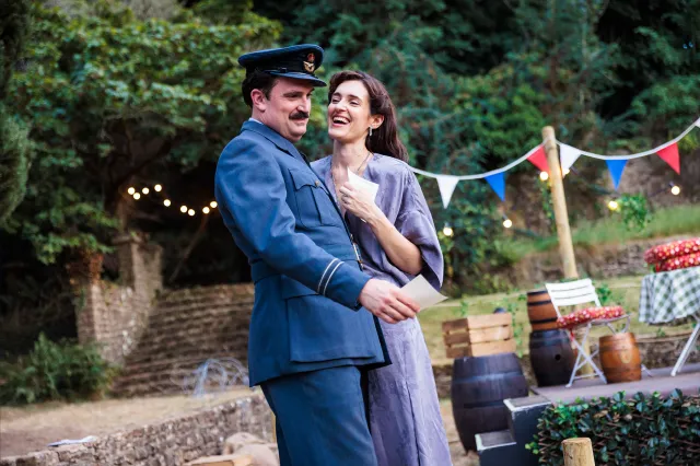 Beaucoup de bruit pour rien James Sheldon et Phoebe Pryce dans Beaucoup de bruit pour rien