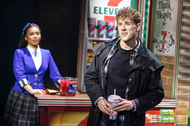 Gérardine Sacdalan et Louis Hearsey dans Heathers the Musical