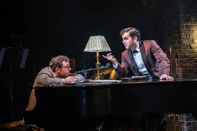Minuit au Never Get 2 Gregor Milne et Ben Platt dans Minuit au Never Get