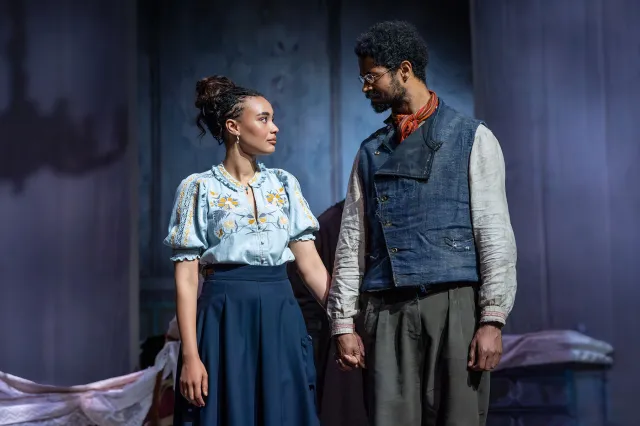 Chumisa Dornford-May et Alfred Enoch dans La Cerisaie