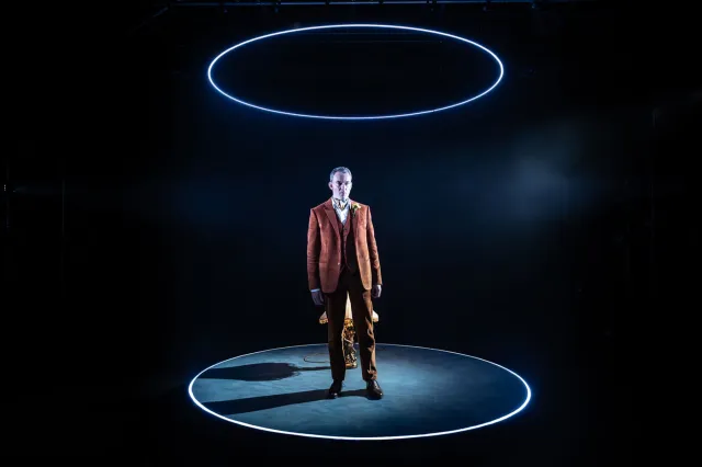 Alastair Whatley dans L'importance d'être Oscar
