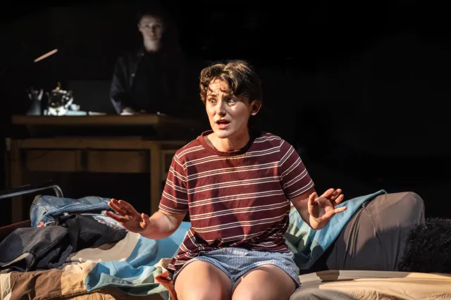 Alice Audrey O Hanlon (Medium Alison The Susan Deys) dans Fun Home au Royal Exchange Theatre v. Johan Persson