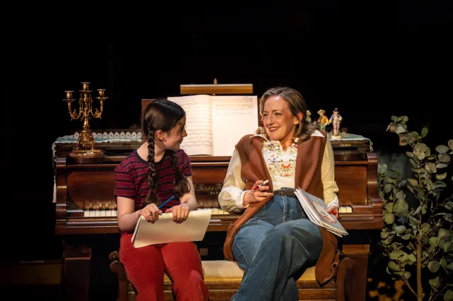 (De gauche à droite) Harriet O'Shea (Small Alison) et Alex Young (Helen Bechdel) dans Fun Home au Royal Exchange Theatre c. Johan Persson