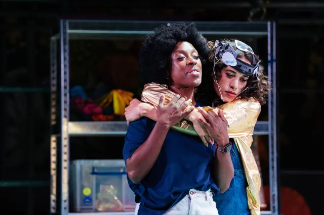 Ronkẹ Adékọluẹ́jọ́ and Umi Myers in Robota