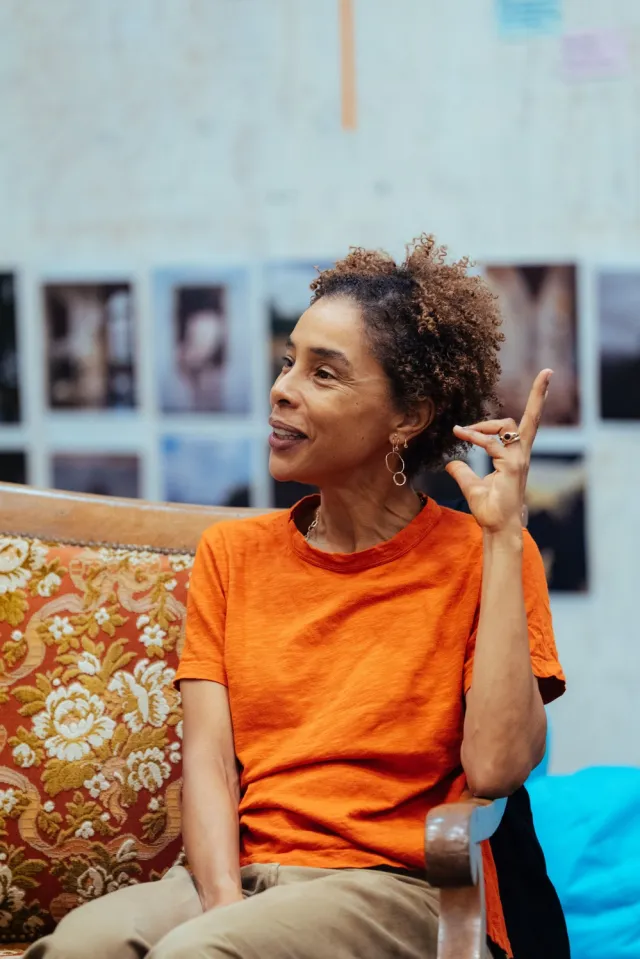 Sophie Okonedo en répétition pour UN MOIS À LA CAMPAGNE Donmar Warehouse photo par Helen Murray