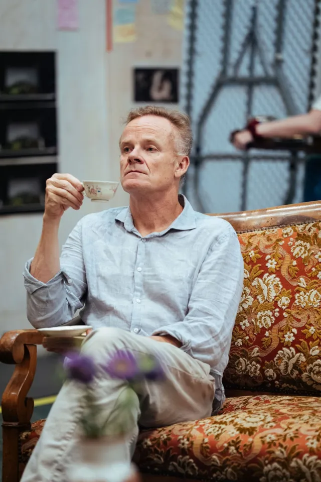 Alistair Petrie en répétition pour UN MOIS À LA CAMPAGNE Donmar Warehouse photo par Helen Murray