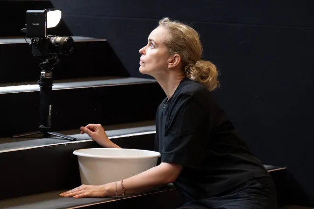 Nina Hoss (Electra Elisabeth et Clytemnestra Alma) en répétition d'Electra Persona au Théâtre National. (c) Monika Rittershaus 018