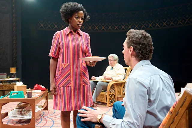 Ayesha Antoine, Roger Allam et Rowan Polonski dans Comment l'autre moitié aime