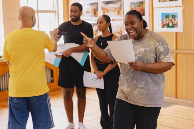 Au premier plan, Morenike Onajobi joue Kemi Au premier plan, Morenike Onajobi joue Kemi