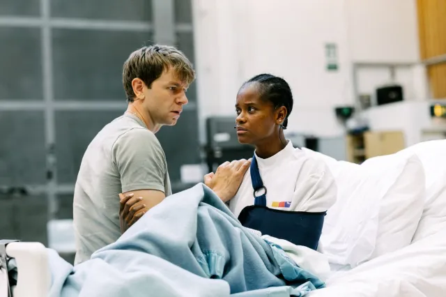 Wilf Scolding (Jeff) et Letitia Wright (Yvonne) dans les répétitions de The Story © Feruza Afeweki 25 Wilf Scolding (Jeff) et Letitia Wright (Yvonne) dans les répétitions de The Story © Feruza Afeweki 25