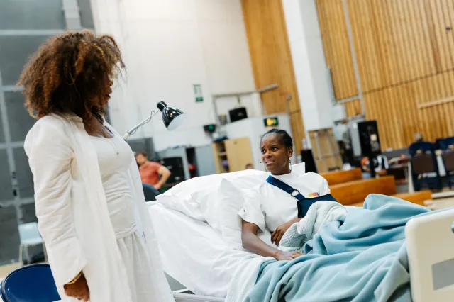 LR Lorraine Toussaint (Pat), Letitia Wright (Yvonne) en répétitions pour The Story © Feruza Afeweki 11 LR Lorraine Toussaint (Pat), Letitia Wright (Yvonne) en répétitions pour The Story © Feruza Afeweki 11