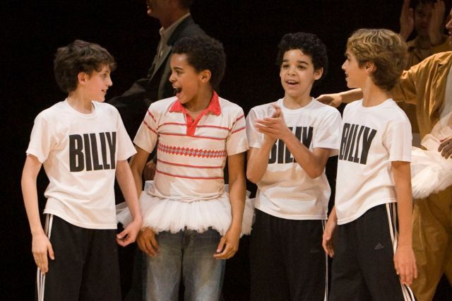 Trent Kowalik, David Alvarez, Layton Williams (Billy Elliot) et Kiril Kulish lors du rappel alors que Billy Elliot The Musical fête son troisième anniversaire en mai 2008 Trent Kowalik, David Alvarez, Layton Williams (Billy Elliot) et Kiril Kulish lors du rappel alors que Billy Elliot The Musical fête son troisième anniversaire en mai 2008