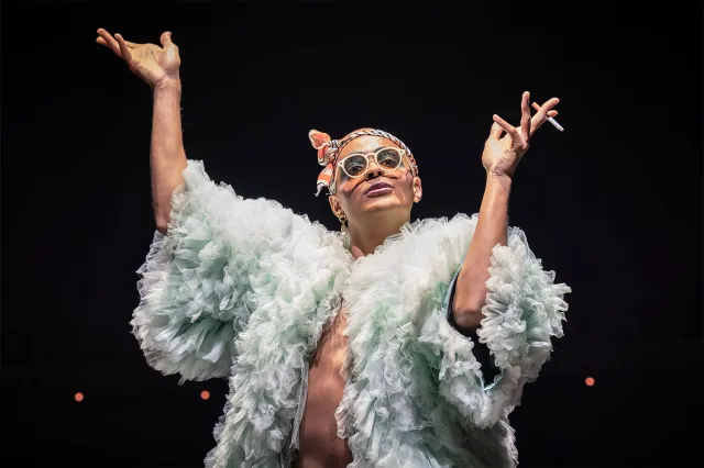 Layton Williams dans Cabaret,