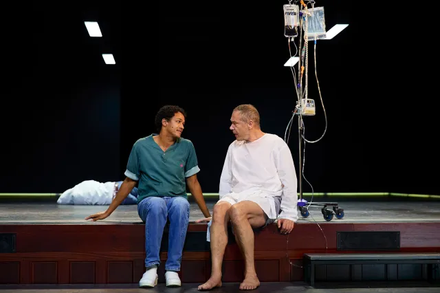 Jesse Mensah et Hans Kesting dans Anges en Amérique