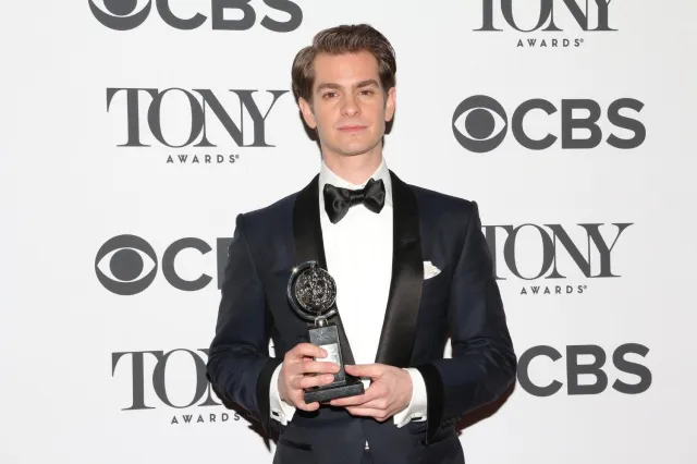 Andrew Garfield avec son Tony Awars Andrew Garfield avec son Tony Awars