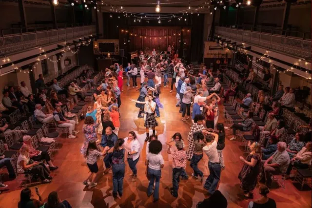 Scott Gilmour et la compagnie de la première nord-américaine de Ceilidh, photo de Matt Murphy