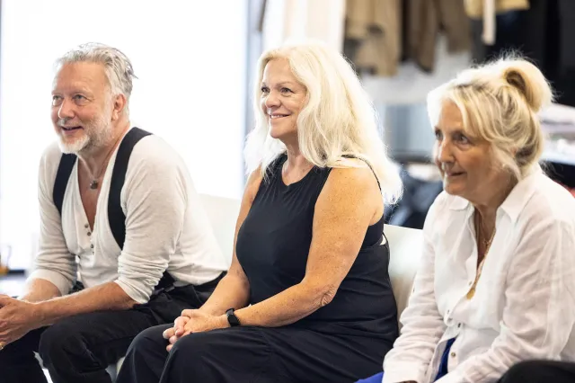 Jasper Britton (Dr Montague), Jemma Churchill (Mme Montague) et Sian Howard (Mme Dudley) créditent Pamela Raith Jasper Britton (Dr Montague), Jemma Churchill (Mme Montague) et Sian Howard (Mme Dudley) créditent Pamela Raith