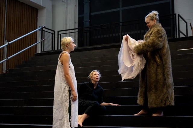 Ella Lily Hyland (Chrysothemis Reader), Cate Blanchett et Nina Hoss (Electra Elisabeth et Clytemnestra Alma) Electra Persona. (c) Monika Rittershaus 132