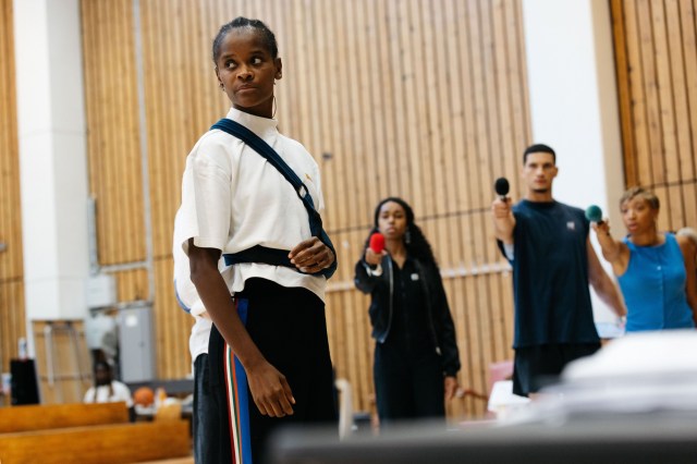 Le Théâtre National publie des photos de répétition de The Story avec Letitia Wright