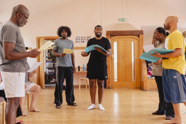 LR Usifu Jollah, Chris Mbaki, Ivandro Da Cruz Leite, Morenike Onajabi et Craig Blake dans le rôle d'Oga, D Miz, Sinclair, Kemi et Delroy LR Usifu Jollah, Chris Mbaki, Ivandro Da Cruz Leite, Morenike Onajabi et Craig Blake dans le rôle d'Oga, D Miz, Sinclair, Kemi et Delroy